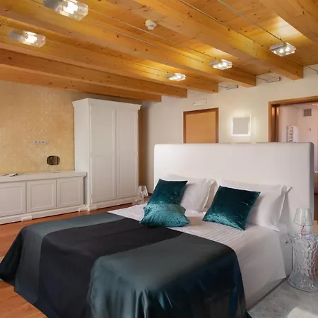 Βίλα Luxury Beachfront Sea Palace With Pool & Near Omis *