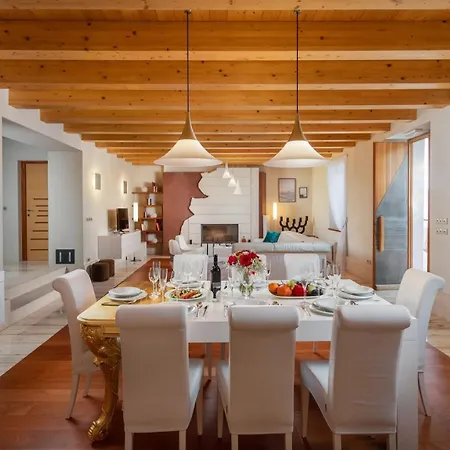 Luxury Beachfront Sea Palace With Pool & Near Omis Βίλα