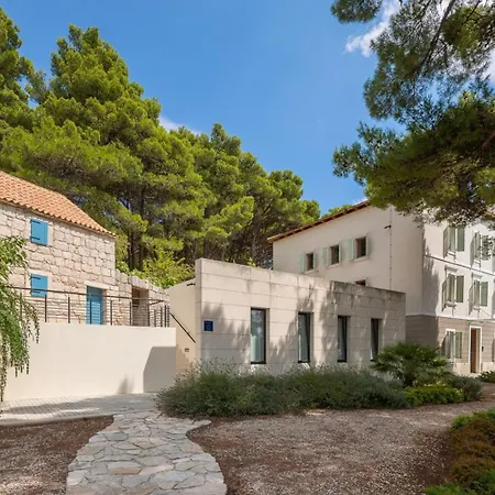 Βίλα Luxury Beachfront Sea Palace With Pool & Near Omis *
