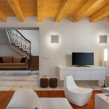 Βίλα Luxury Beachfront Sea Palace With Pool & Near Omis *