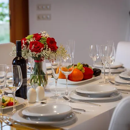 Luxury Beachfront Sea Palace With Pool & Near Omis Βίλα *