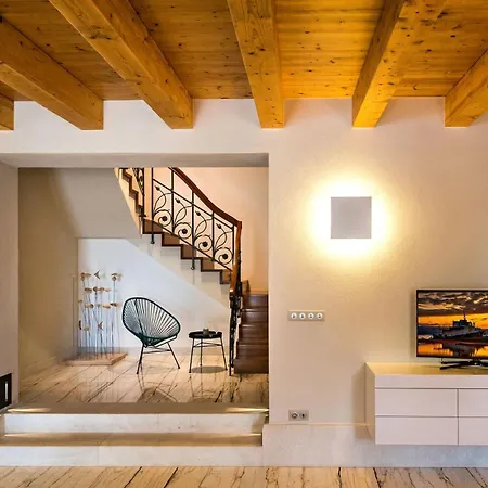 Luxury Beachfront Sea Palace With Pool & Near Omis
