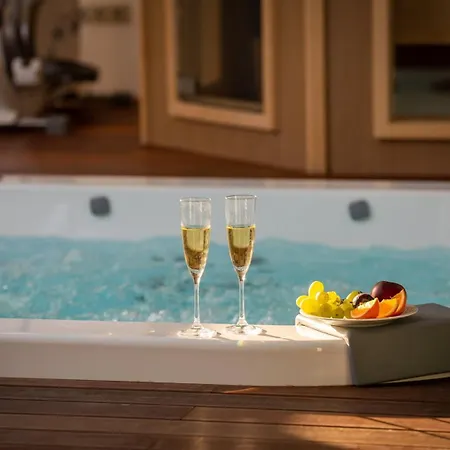 Βίλα Luxury Beachfront Sea Palace With Pool & Near Omis *